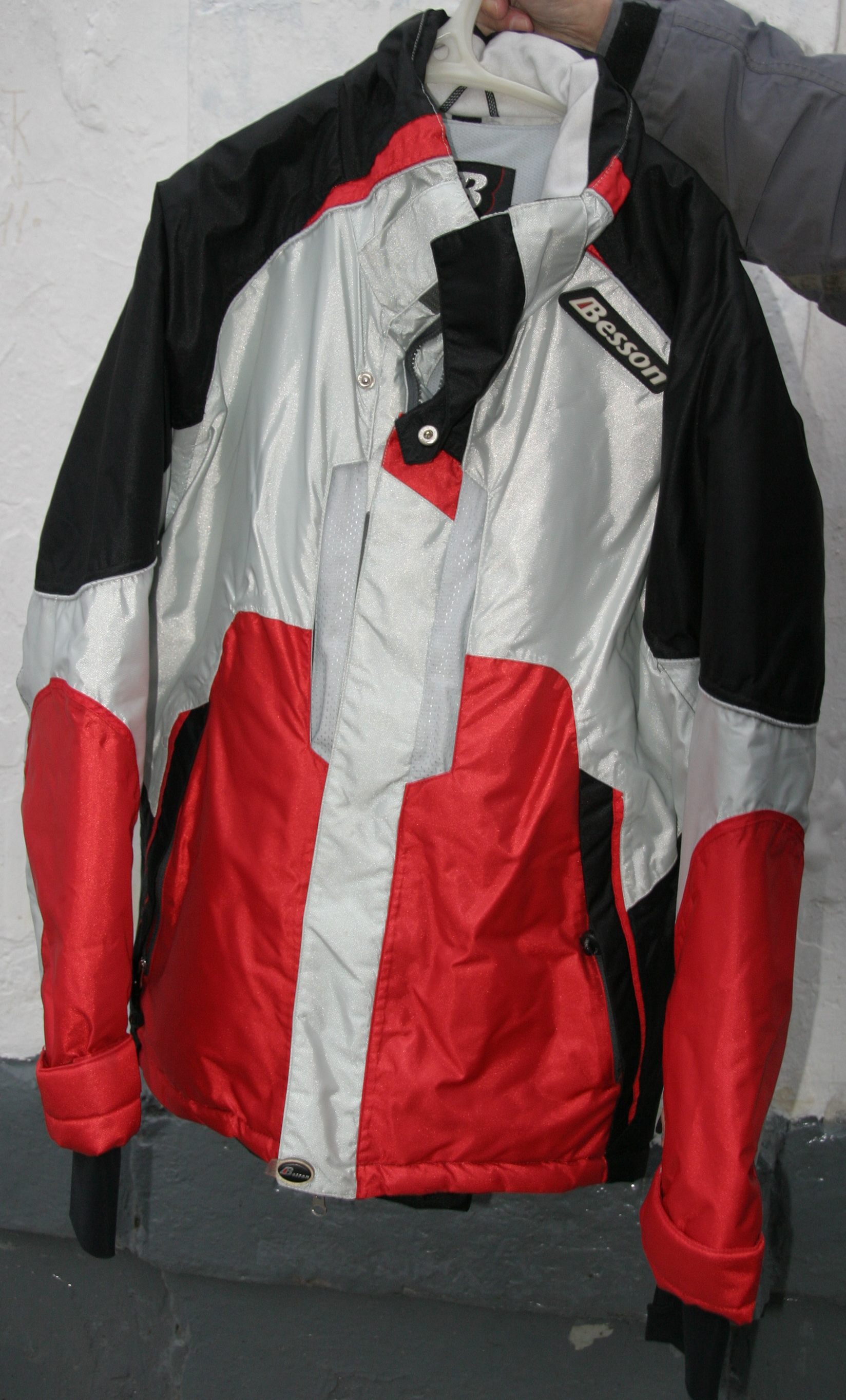 Продам: Спортивная куртка anzi besson