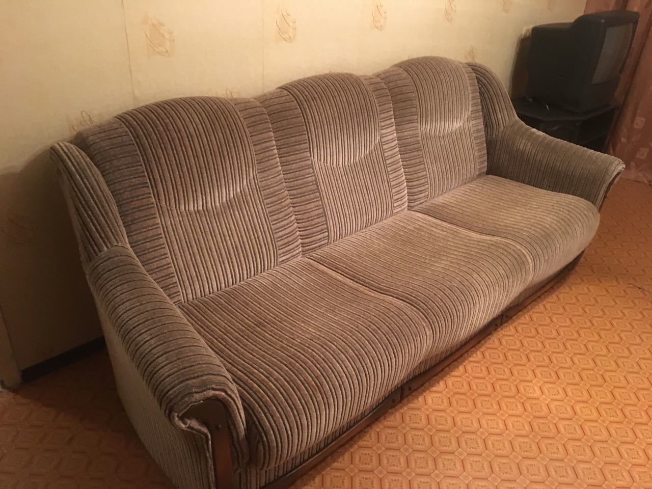 Продам: Раскладной диван и кресло
