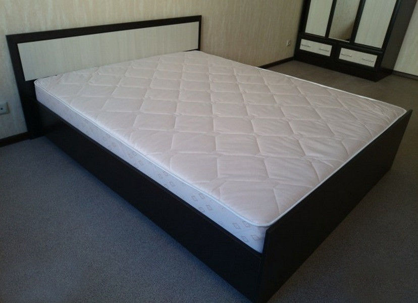 Продам: Кровать двуспальн 160 с матрасом 