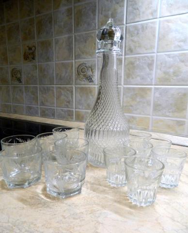 Продам: графин со стаканами и стопками 