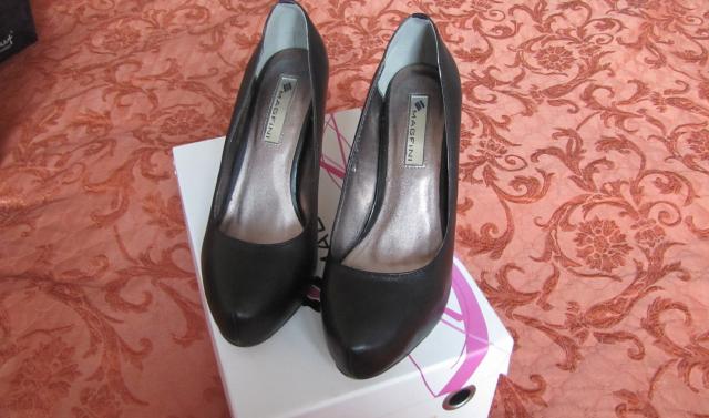 Продам: Классические черные туфли