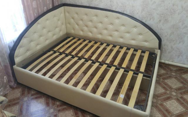 Продам: Новая угловая кровать с мягким изголовье
