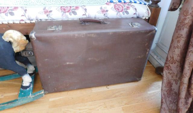 Продам: Старинный  чемодан.