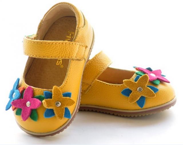Продам: Желтые сандалии с цветами новые р.20-25