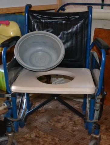 Продам: Кресло-каталка с санитарным горшком
