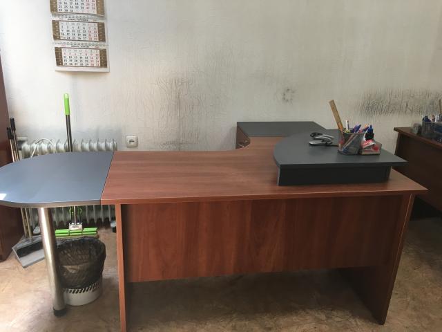 Продам: Стол офисный угловой с тумбочкой 
