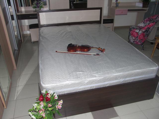 Продам: Кровать с матрасом