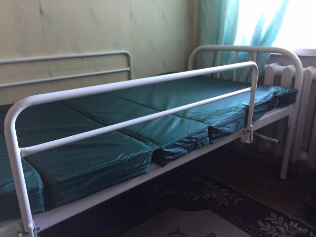 Продам: Медицинская трехсекционная кровать 