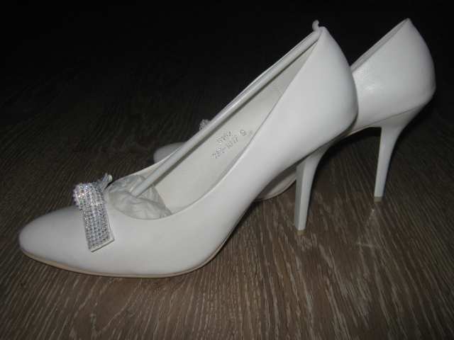 Продам: Туфли белые, шпилька 10 см