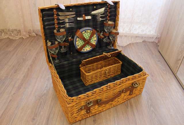 Продам: набор для пикника в плетенном чемодане 