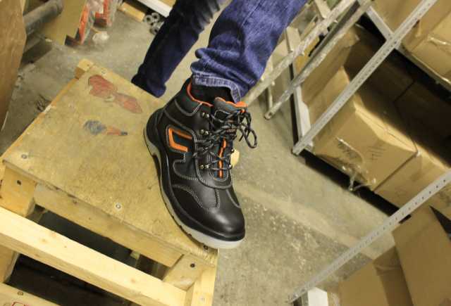 Продам: Ботинки рабочие для инженеров с подноско