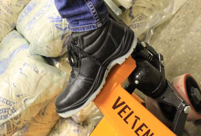Продам: Ботинки рабочие на крепкой подошве
