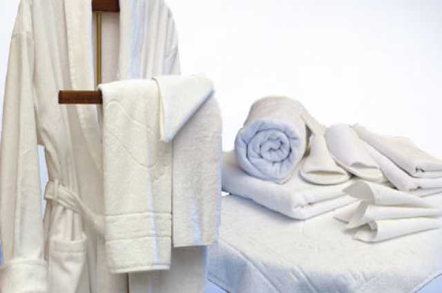 Полотенце на кровати. Полотенца и халаты в отеле. Текстиль для отелей. Махровые изделия в гостинице. Халаты для гостиниц.