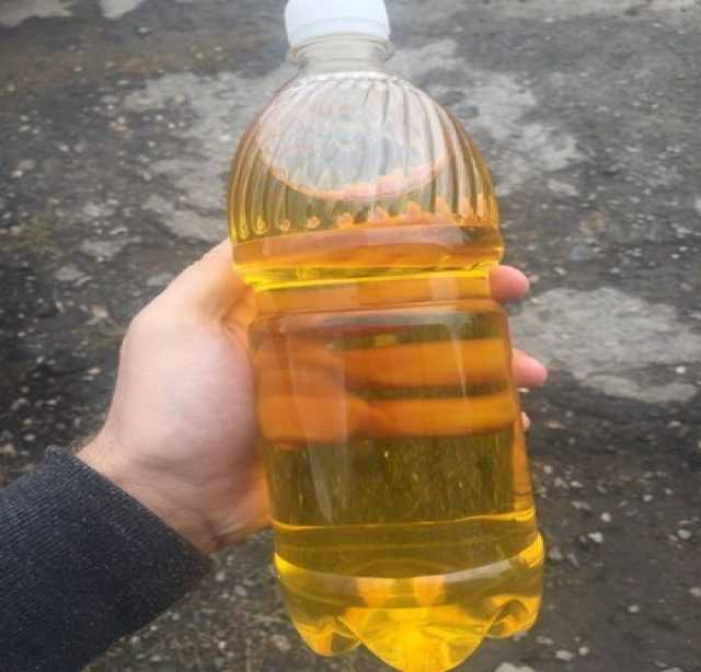 В стакане налито подсолнечное масло