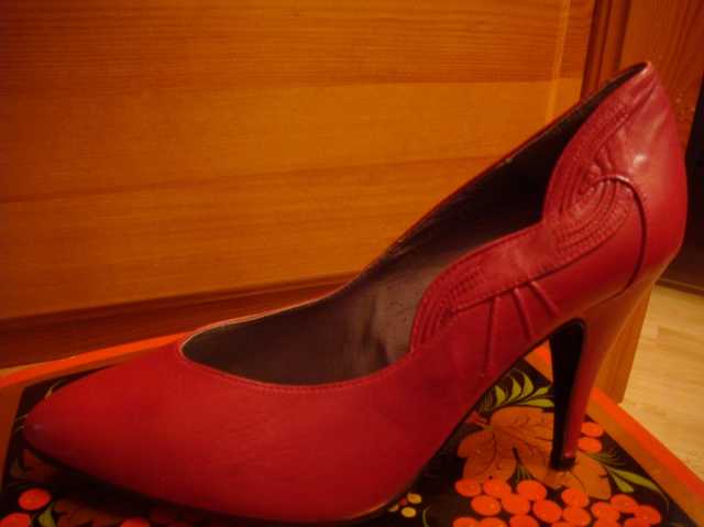 Продам: Женские классические туфли на шпильке