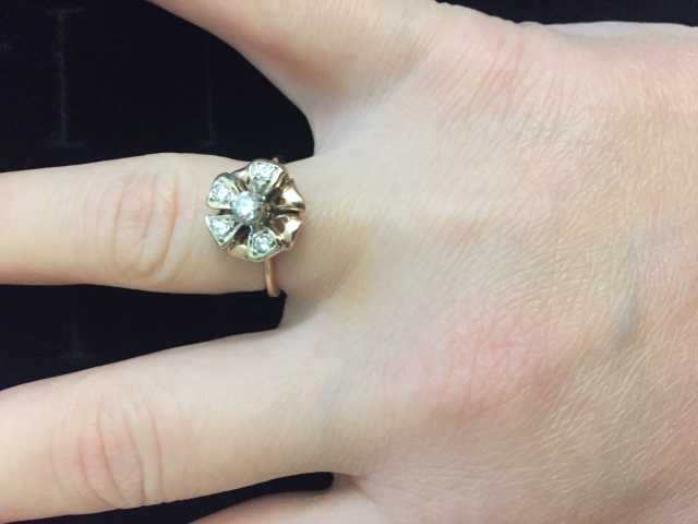 Продам: Золотое бриллиантовое кольцо. Новое.