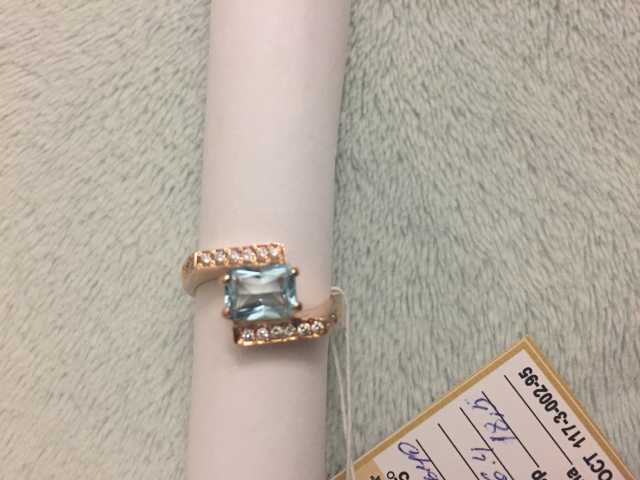 Продам: Золотое кольцо с бриллиантами и топазом.