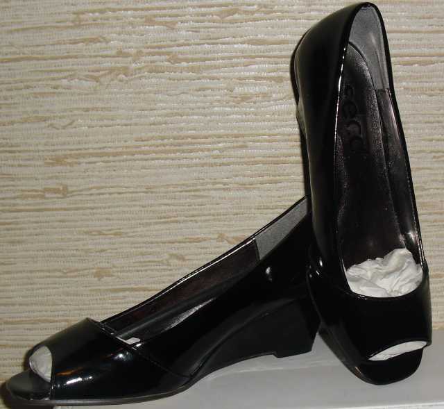 Продам: Туфли(новые), лаковые р-р 38