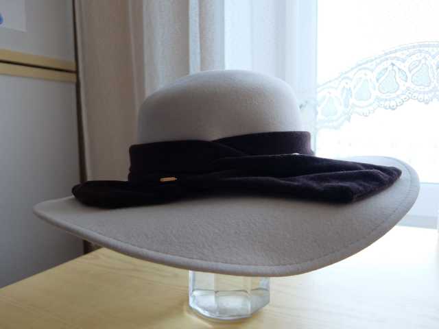 Продам: Женскую шляпу, размер 57.