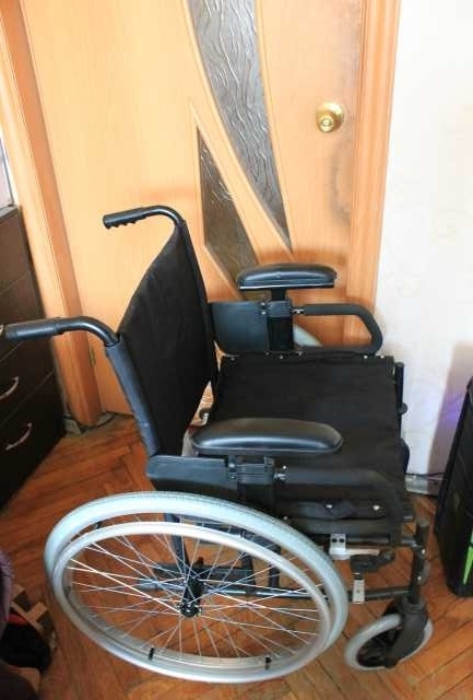 Продам: Кресло-коляска с ручным приводом для инв