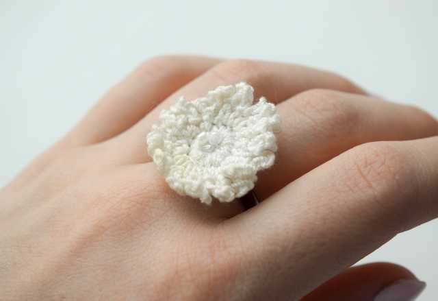 Продам: Вязаное кольцо "Белый цветок"