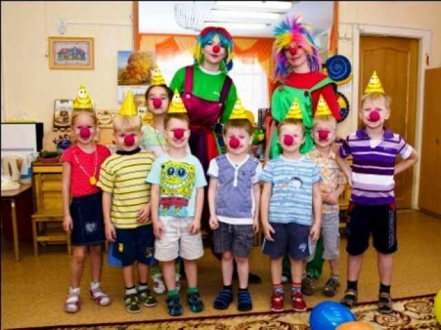 Как смешно одеть ребенка на 1 апреля. Клоун в детском саду. Костюм на день смеха в детский сад. Веселый костюм на день смеха. Костюм для мальчика на день смеха.