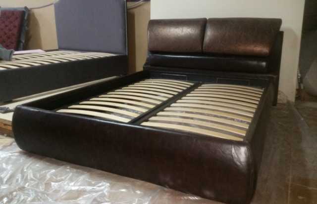 Продам: Кровать в коричневой экокоже
