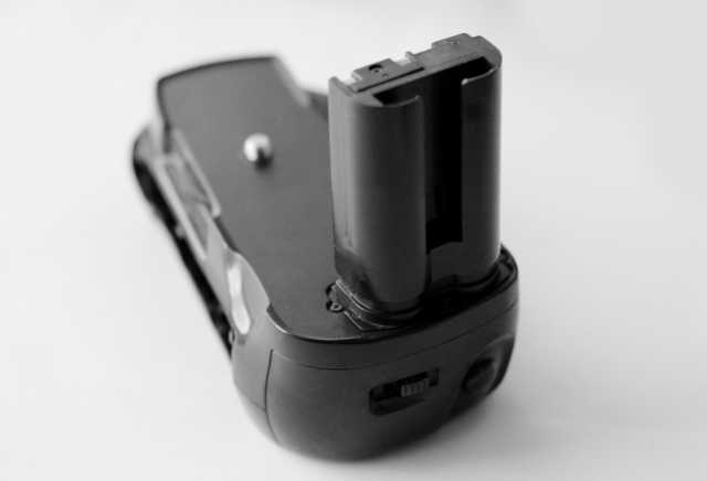 Продам: Батарейный блок для Nikon D70 и D70C