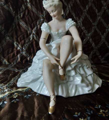 Продам: Статуэтка Балерина, завязывающая пуанты 