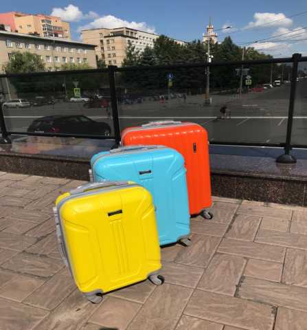 Продам: Ударопрочный чемодан на колесах