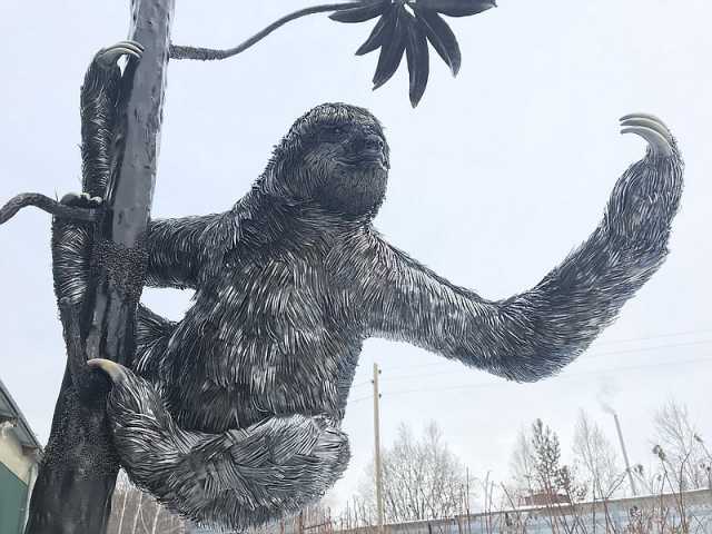 Продам: Скульптура "Ленивец на стволе дерева"