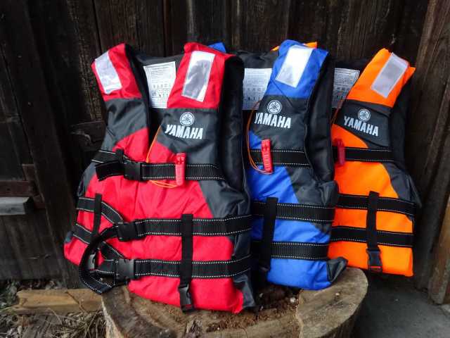Продам: Спасательные жилеты Yamaha, новые