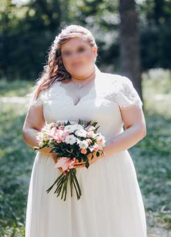 Продам: Свадебное платье с кружевным верхом и ко