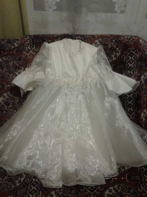 Продам: Праздничное платье для девочки 7-9 лет. 