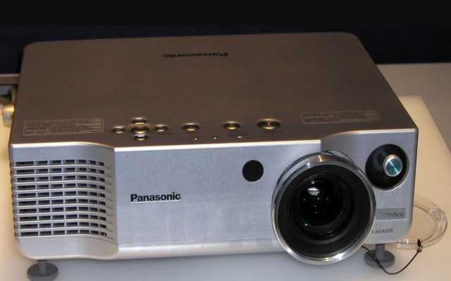 Продам: Кинотеатральный LCD-проектор Panasonic P