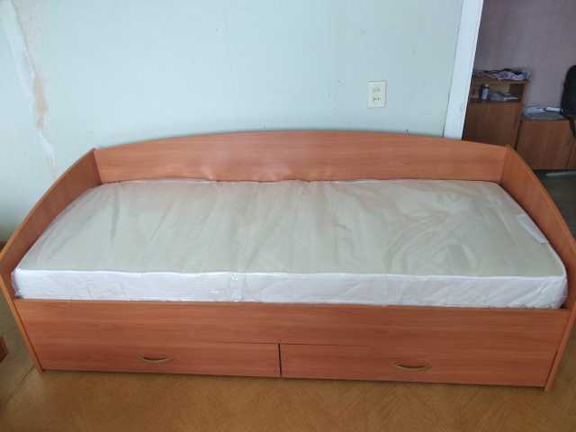 Продам: Кроватка односпальная с матрасом 