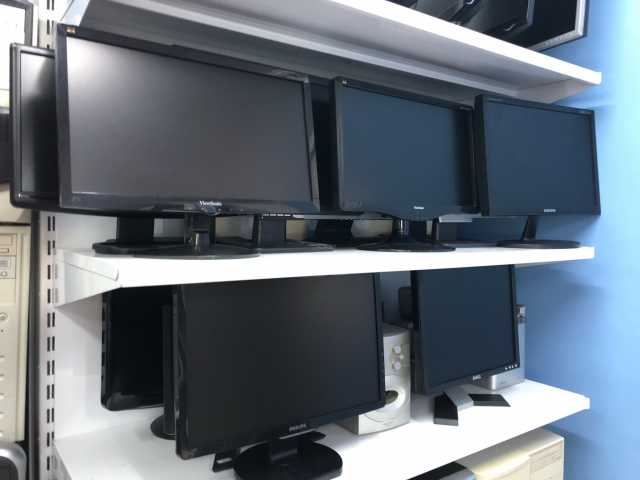 Монитор 15 дюймов старый. Компьютер с множеством мониторов. Мониторы по 1000 руб. Lg flatron e1942. Склад мониторов.