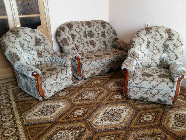 Продам: комплект мебели: диван и два кресла