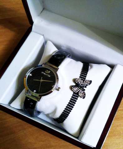Продам: Часы в наборе с браслетом