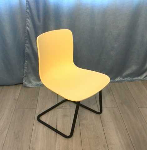 Продам: Пластиковый стул на металокаркасе
