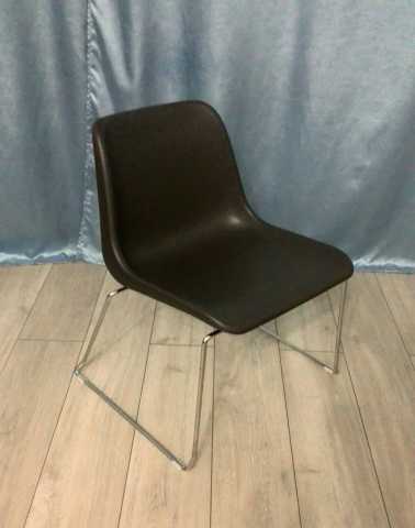 Продам: Пластиковый стул на полозьях