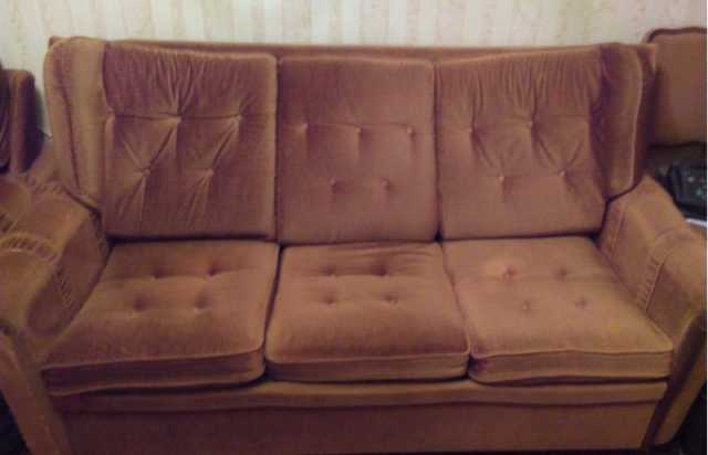 Продам: диван и два кресло обивка желтым велюром