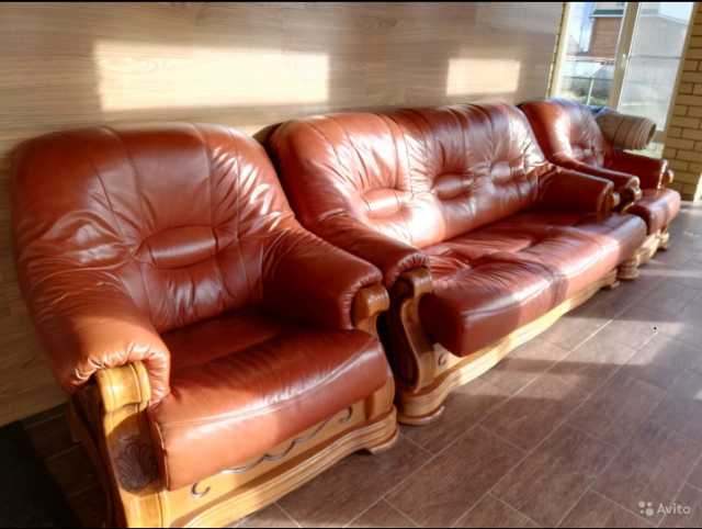 Продам: Кожаные диван и два кресла