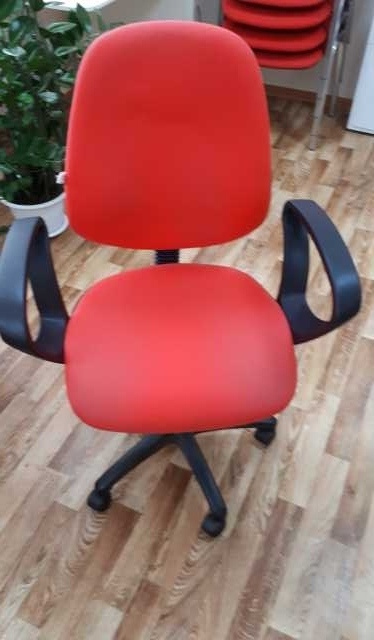 Продам: Офисное кресло на колесиках
