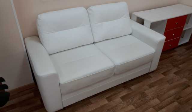 Продам: Двухместный белый офисный диван