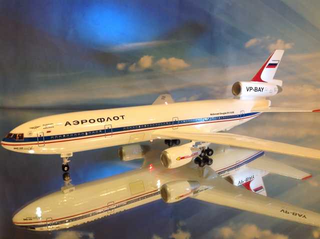 Продам: Модель самолета DC-10.1/144