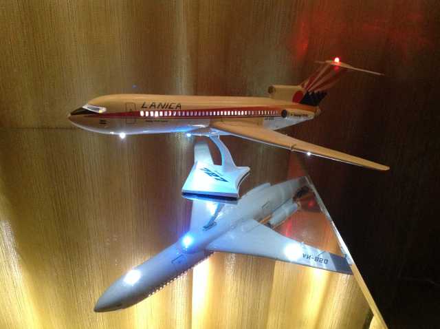 Продам: Модель самолета Boeing-727.1/100.ГДР