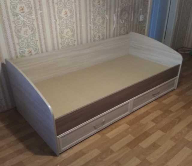 Продам: кровать с выдвижными ящиками
