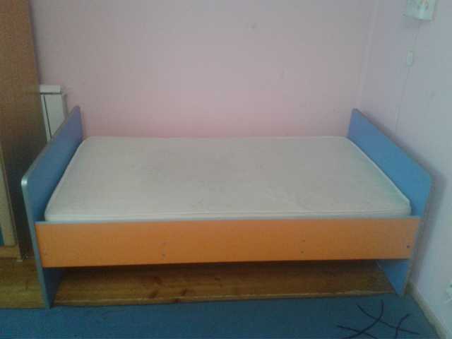 Продам: Детскую кровать с матрасом и шкаф