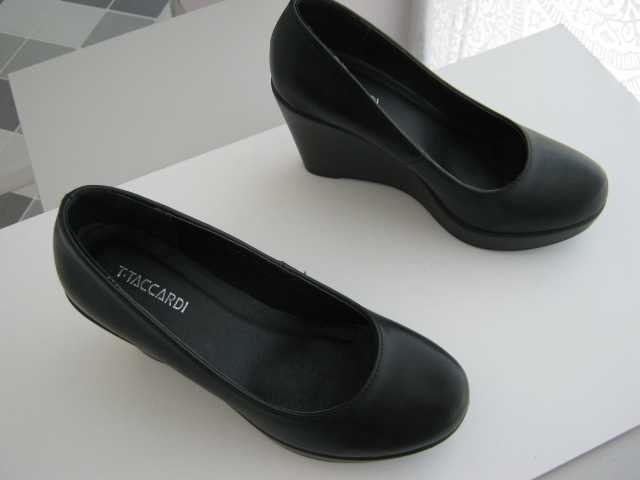 Продам: Туфли новые женские черные на платформе